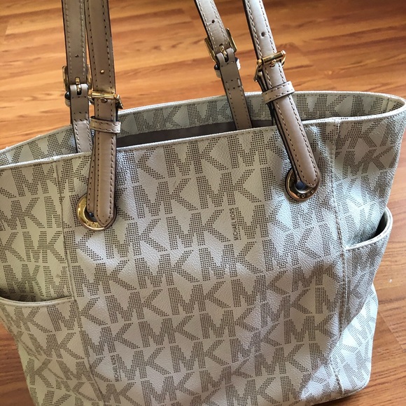 Michael Kors Vanilla Logo Jet Set Tote - Picture 3 of 6